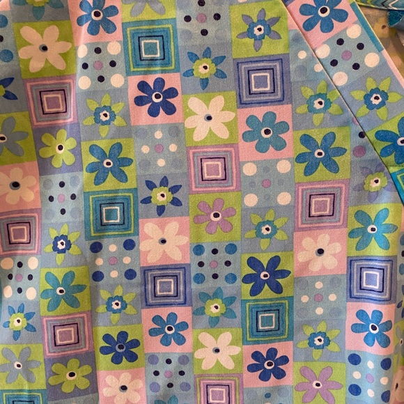 Scrub H.Q. Ladies Sz Small Top Multicolor Circular Flowers - Picture 2 of 7